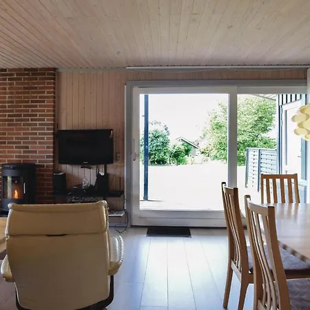 בית נופש Gorgeous In Tranekaer With Kitchen Skattebølle